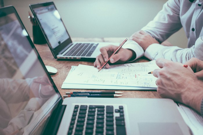 Team entwirft eine KI-Governance-Richtlinie über Notizen und Laptops
