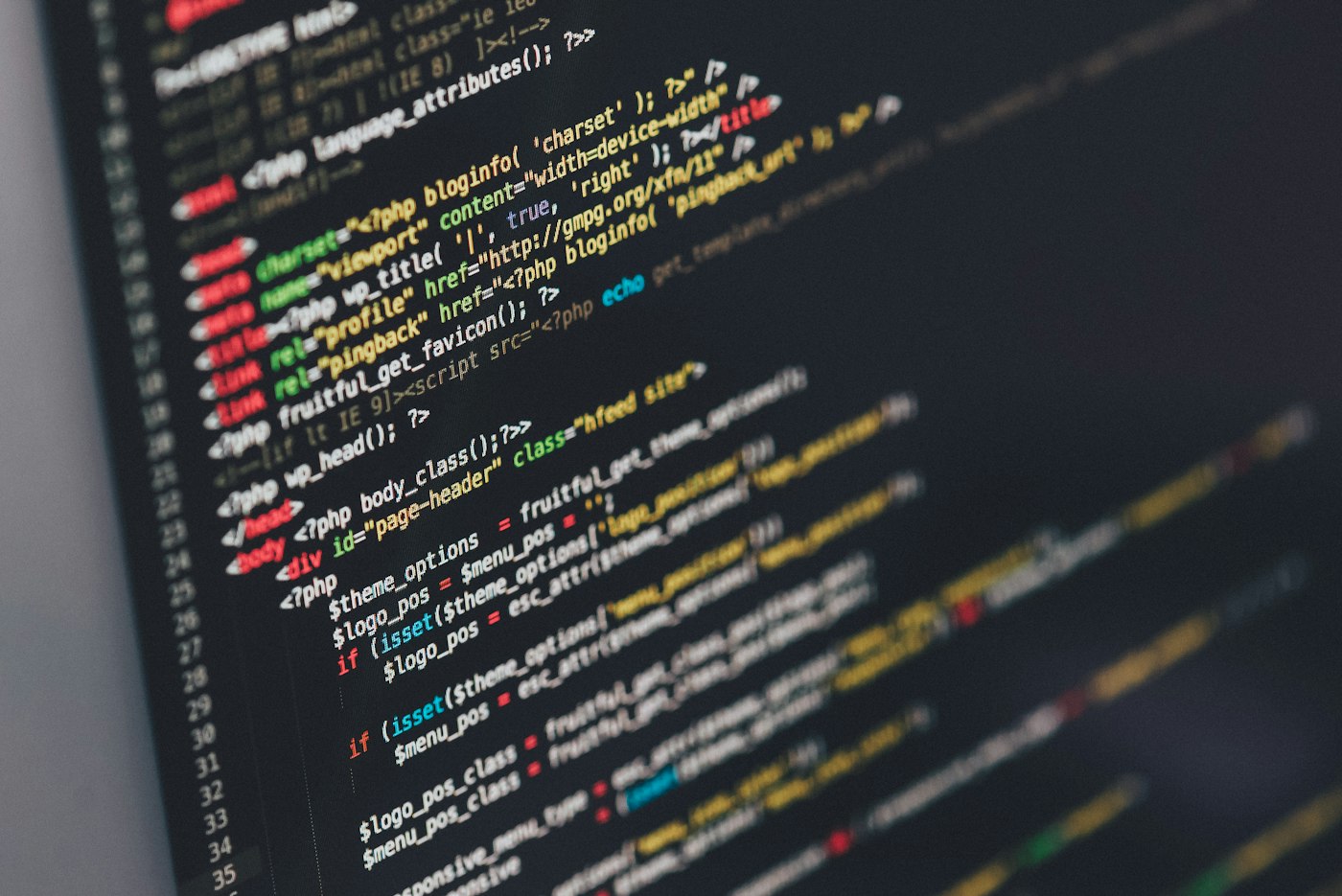 Entwickler arbeitet an einer individuellen KI-Anwendung