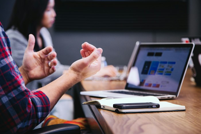 Ingenieure führen einen KI-Workflow ein und integrieren ihn