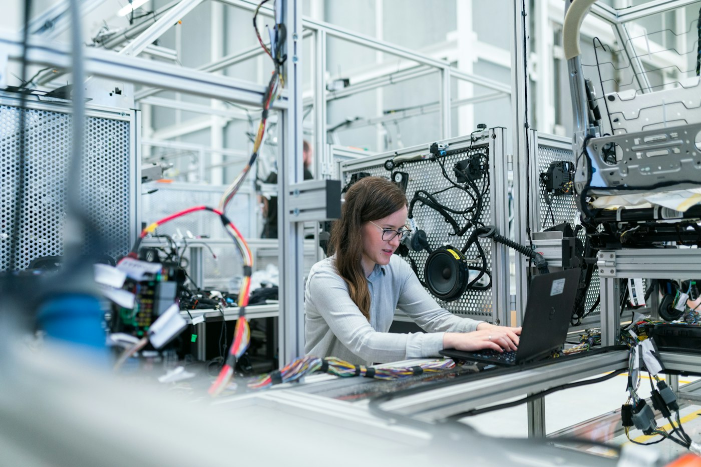 Ingenieur überwacht einen automatisierten KI-Workflow am Bildschirm